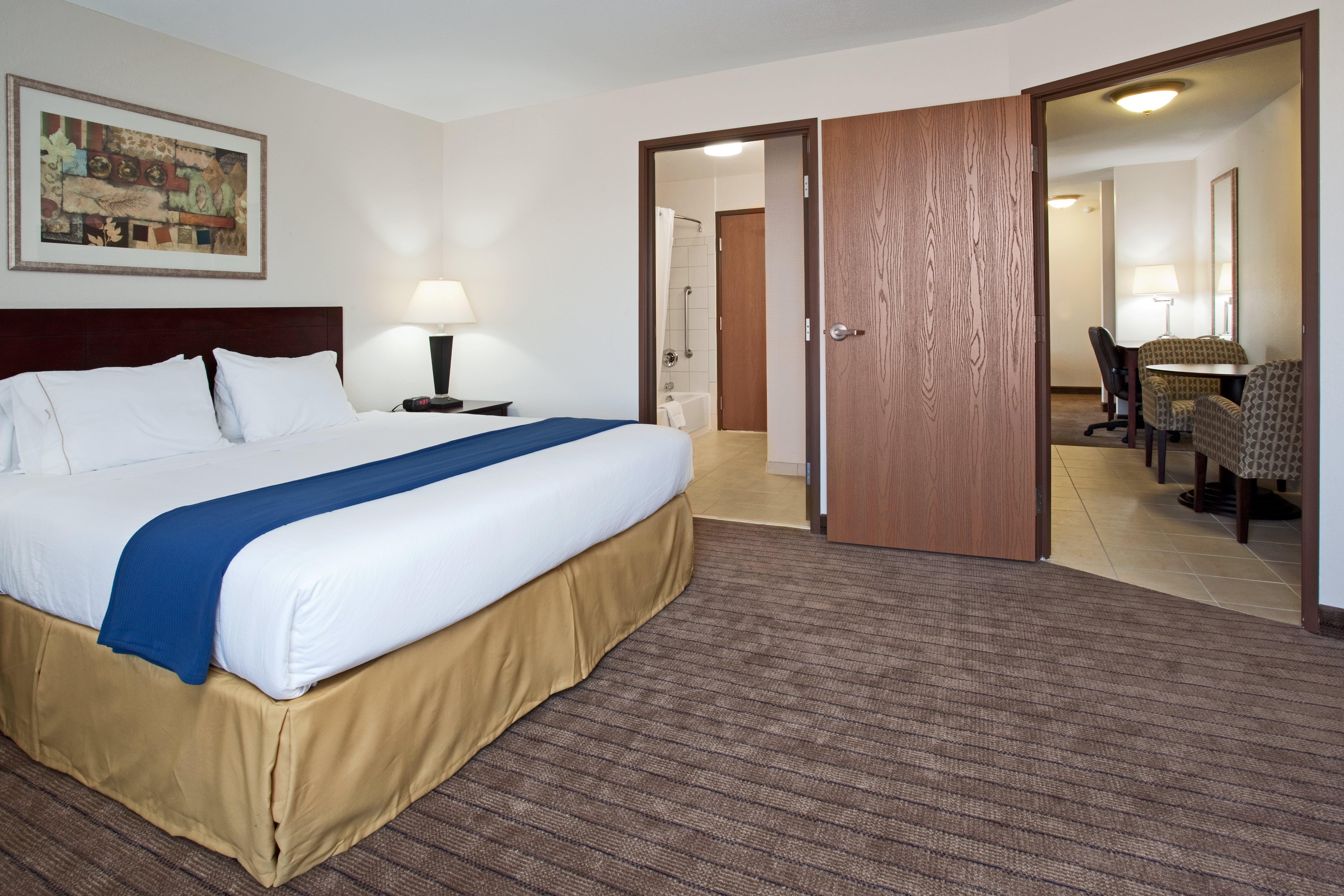 Holiday Inn Express & Suites Buffalo, An Ihg Hotel Room photo